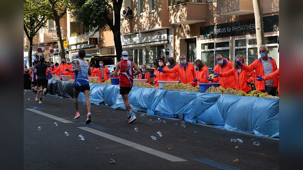 Versorgungsstation mit Essen und Wasser beim Berlin Marathon 2021 auf der Rheinstraße
