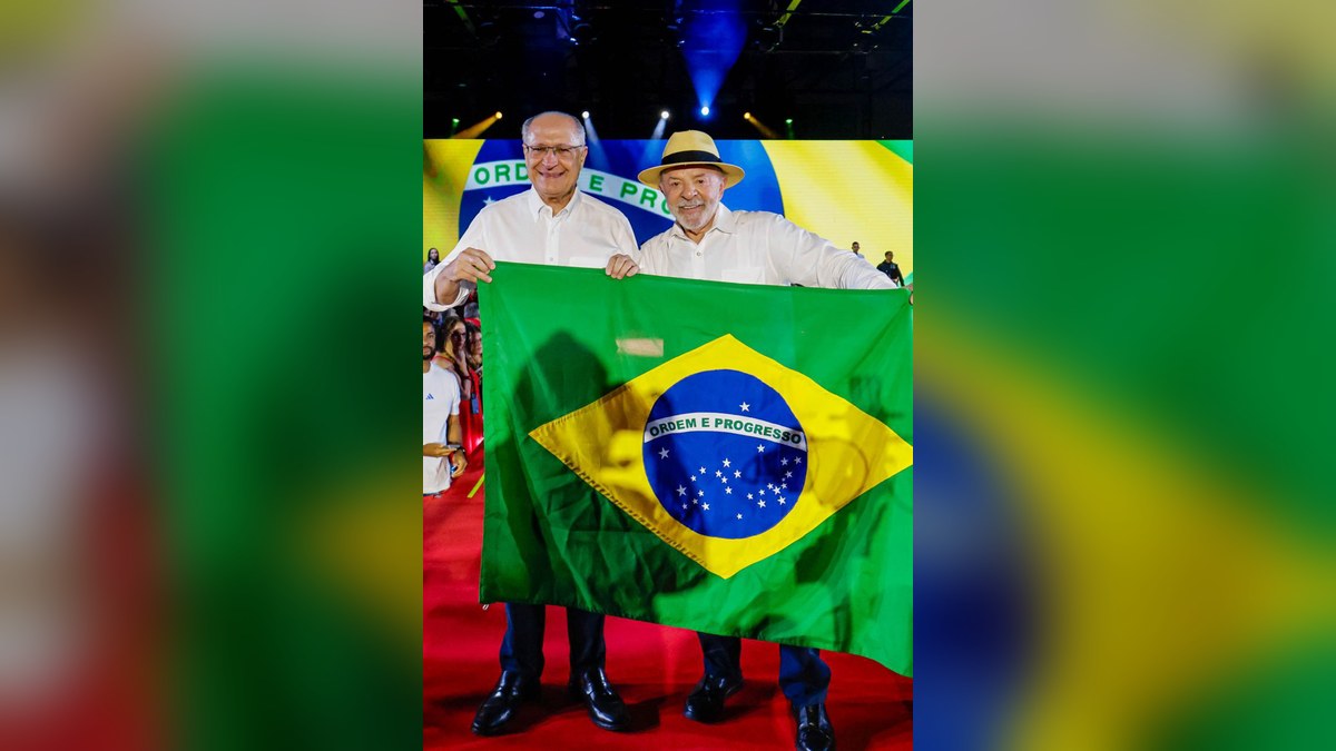 Lula oficializa candidatura à reeleição; lei impõe limites ao presidente-candidato